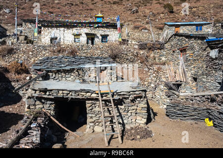 Die tibetischen Dorf Samdo auf den Manaslu Circuit Trek ist der traditionellen 2stöckigen Häusern mit Vieh unter lebenden Viertel gemacht Stockfoto