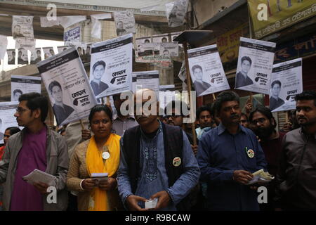 Dhaka, Bangladesch. Links Demokratische Allianz Kandidat Zonayed Saki Teil im Wahlkampf vor den allgemeinen Wahlen in Dhaka, Bangladesch am 20. Dezember 2018 dauern. Mehr als 100 Millionen Menschen wird erwartet, dass sie ihre Stimmen in der bevorstehenden allgemeinen Wahlen, die am 30. Dezember 2018 stattfinden wird. Stockfoto