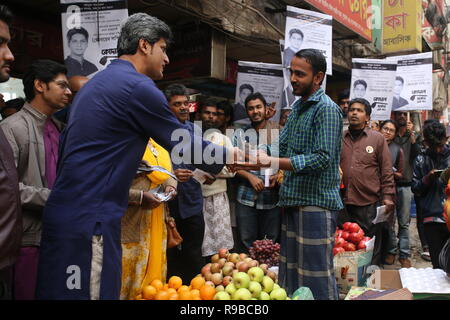 Dhaka, Bangladesch. Links Demokratische Allianz Kandidat Zonayed Saki Teil im Wahlkampf vor den allgemeinen Wahlen in Dhaka, Bangladesch am 20. Dezember 2018 dauern. Mehr als 100 Millionen Menschen wird erwartet, dass sie ihre Stimmen in der bevorstehenden allgemeinen Wahlen, die am 30. Dezember 2018 stattfinden wird. Stockfoto