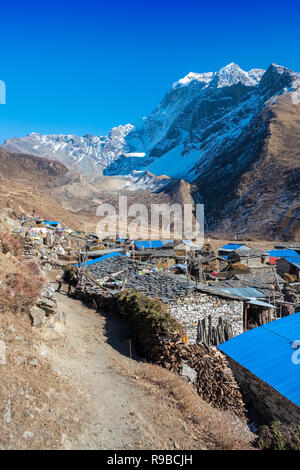 Die tibetischen Dorf Samdo auf den Manaslu Circuit Trek ist der traditionellen 2stöckigen Häusern mit Vieh unter lebenden Viertel gemacht Stockfoto