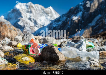 Kunststoff- und anderen Müll aus einem Trekkers in einem gletscherbach im Nepal Himalaya geworfen Lodge Stockfoto