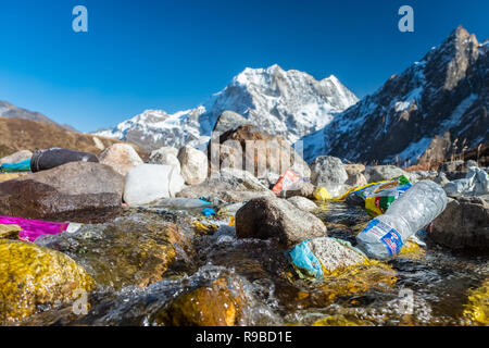 Kunststoff- und anderen Müll aus einem Trekkers in einem gletscherbach im Nepal Himalaya geworfen Lodge Stockfoto