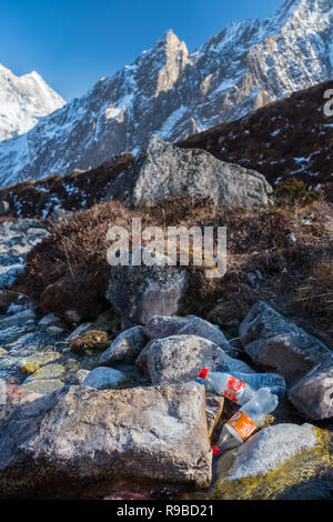 Kunststoff- und anderen Müll aus einem Trekkers in einem gletscherbach im Nepal Himalaya geworfen Lodge Stockfoto