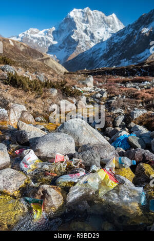 Kunststoff- und anderen Müll aus einem Trekkers in einem gletscherbach im Nepal Himalaya geworfen Lodge Stockfoto