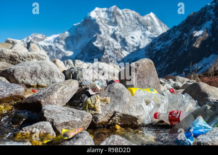 Kunststoff- und anderen Müll aus einem Trekkers in einem gletscherbach im Nepal Himalaya geworfen Lodge Stockfoto