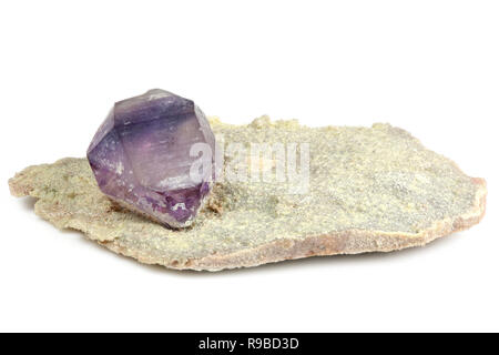 Amethyst auf Matrix aus Kasachstan auf weißem Hintergrund Stockfoto