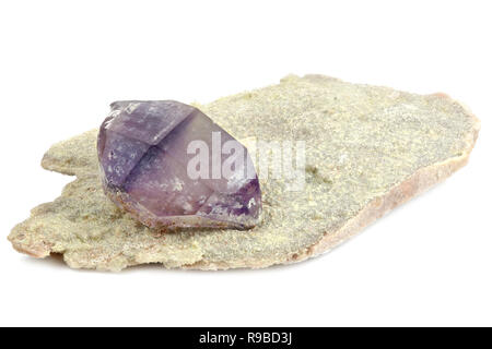 Amethyst auf Matrix aus Kasachstan auf weißem Hintergrund Stockfoto