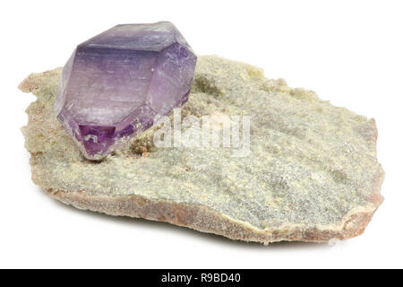 Amethyst auf Matrix aus Kasachstan auf weißem Hintergrund Stockfoto