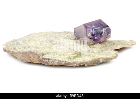 Amethyst auf Matrix aus Kasachstan auf weißem Hintergrund Stockfoto