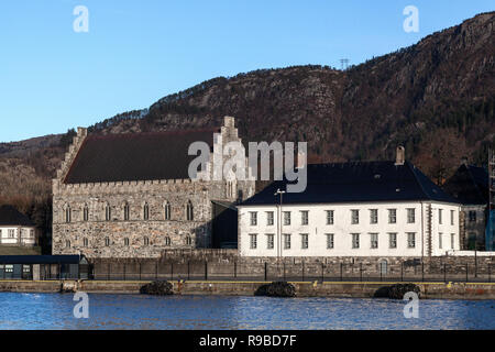 Die sehr alten Haakon's Hall (Håkonshallenkarten), von König Haakon um die Mitte 1200 erbaut. Festung Bergenhus in den 1500er-Jahren gebaut. Das Hotel liegt im Hafen von werden. Stockfoto