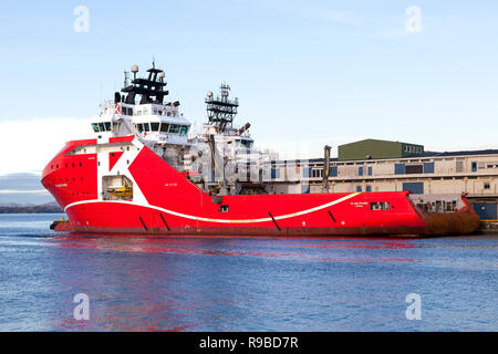 Offshore Anchor Handling Tug Supply und Service Schiffe (AHTS) KL Saltfjord im Hafen von Bergen, Norwegen. Bei Skoltegrunnskaien Anker. Stockfoto