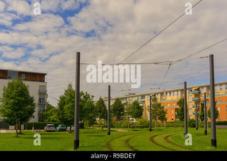 KARLSRUHE, Deutschland - August 05,2017: Philipp-Reis-Straße diese Straße ist in der Nähe des Citypark. Es gibt Wohnhäuser, Schienen für die Straßenbahn linien und Banken Stockfoto