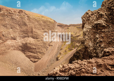 Den Vesuv Krater voller Steine, Asche und erstarrter Lava. Leistungsstarker aktiver Vulkan in der Nähe von Neapel, Pompeji und Herculaneum zerstört Stockfoto