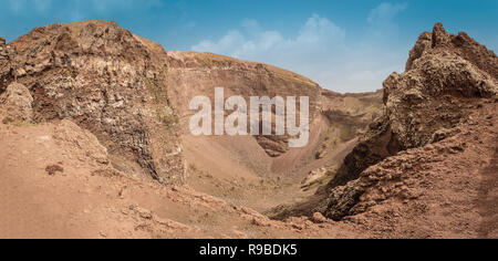 Den Vesuv Krater voller Steine, Asche und erstarrter Lava. Leistungsstarker aktiver Vulkan in der Nähe von Neapel, Pompeji und Herculaneum zerstört Stockfoto