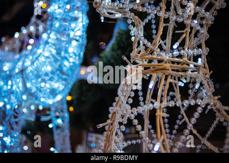 Weihnachten LED-beleuchtete Rotwild Skulptur auf neues Jahr Baum Hintergrund Stockfoto