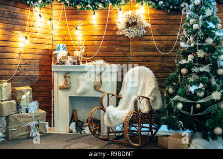 Romantische klassische Weihnachten Interieur mit warmen Licht, Holz- Elemente und präsentiert Stockfoto