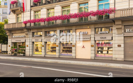 Zürich, Schweiz - 30. Juli 2016: Stores an der Bahnhofstrasse Street in der Stadt Zürich. Die Bahnhofstraße ist Zürichs Innenstadt Straße und einer von Stockfoto