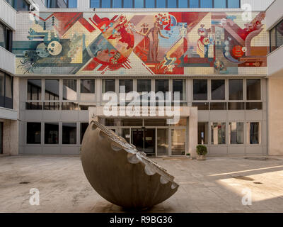 Fakultät für Wissenschaft und Technologie Gebäude Eingang in Bratislava, mit sozialistischen Mosaik Wandbild Stockfoto