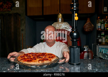 Koch wirft die Pizza Stockfoto