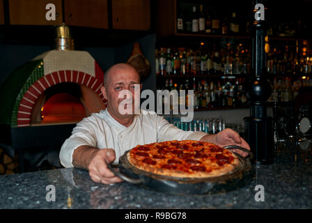Koch wirft die Pizza Stockfoto