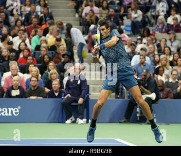 New York, NY - 9. September 2018: Novak Djokovic aus Serbien zurück Kugel während Männer einzel Finale der US Open 2018 gegen Juan Martin Del Potro aus Argentinien an USTA Billie Jean King National Tennis Center Stockfoto