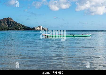 Doppel Kanu im Wasser am Strand von Waikiki in Honolulu, Hawaii mit Diamond Head im Hintergrund Stockfoto