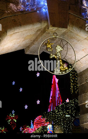 Blick auf Bab el Gadid oder das Neue Tor in das christliche Viertel festlich dekoriert für Weihnachten. Altstadt Ost Jerusalem Israel Stockfoto