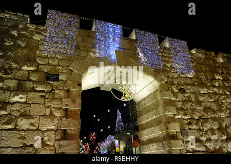 Blick auf Bab el Gadid oder das Neue Tor mit Zinnensteinarbeiten im Christlichen Viertel, das festlich für Weihnachten dekoriert ist. Alte Stadt Ost-Jerusalem Israel Stockfoto