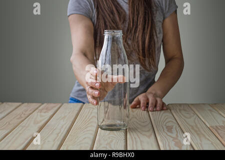 Konzept: gesunde Ernährung, gesunde Lebensweise. Frau mit eine Leere transparente Flasche Stockfoto