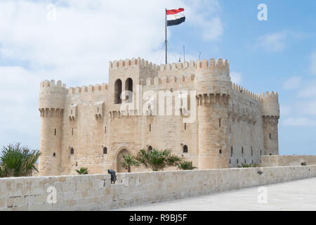 Die Zitadelle von qaitbay ist ein aus dem 15. Jahrhundert defensive Festung auf der Mittelmeer Küste, in Alexandria, Ägypten. Es wurde 1477 eine etablierte Stockfoto
