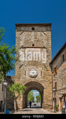 Porta Cannara, 13. Jahrhundert, mittelalterliche Tor, im historischen Zentrum von Bevagna, Umbrien, Italien Stockfoto
