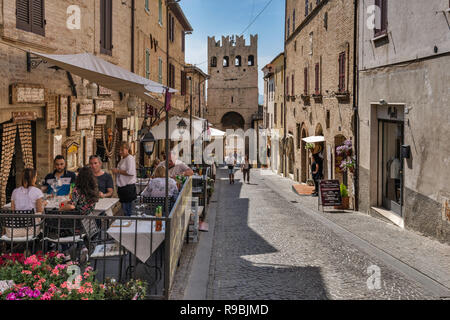 Sidewalk Cafe Corso Goffredo Mameli, Porta Sant'Agostino, mittelalterliche Tor an der Straße in der Altstadt von Montefalco, Umbrien, Italien Stockfoto