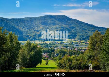 Wunderschöne grüne Landschaft. Cottages unter schönen Hügel im Sommer Landschaft. Stockfoto