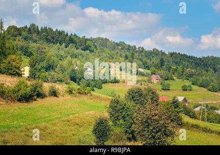 Schönen ländlichen Berglandschaft. Hütten auf den Hügeln im Sommer Landschaft. Stockfoto