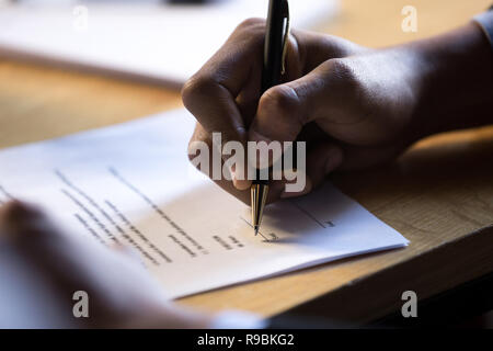 Männliche afrikanischen Hand schreiben Unterschrift auf rechtliche corporate Papier docum Stockfoto