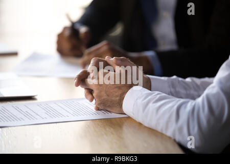 Hände der Vertragspartner bei Vertragsabschluss Konzept, in der Nähe Stockfoto