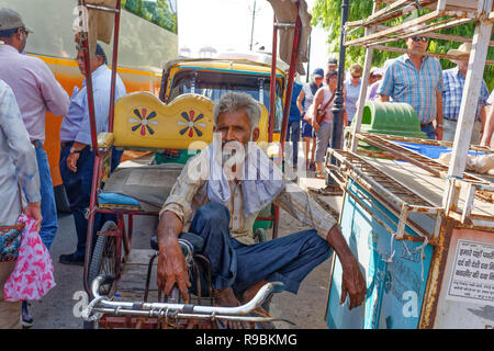 Rikscha Abzieher in Agra Indien Warten auf Kunde Stockfoto