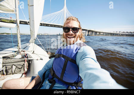 Aufgeregt, der Mensch selbst fotografieren auf Yacht Stockfoto