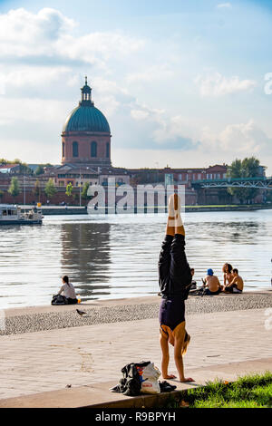 Frankreich. Haute-Garonne (31), Toulouse. Kais der Garonne. Junges Mädchen, das einen Handstand macht Stockfoto