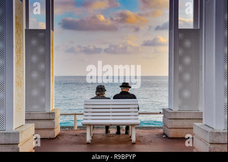 Alpes-Maritimes (06), Nizza. Promenade des Anglais. Seniorenpaar sitzt auf einer Bank Stockfoto