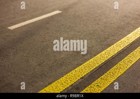 Breite helle Doppelzimmer gelbe Markierung Zeichen Linie entlang Moderne breite, gleichmäßige leeren Asphalt Autobahn Straße erstreckt sich bis zum Horizont. Geschwindigkeit, Sicherheit, Jo Stockfoto