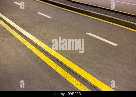 Breite helle Doppelzimmer gelbe Markierung Zeichen Linie entlang Moderne breite, gleichmäßige leeren Asphalt Autobahn Straße erstreckt sich bis zum Horizont. Geschwindigkeit, Sicherheit, Jo Stockfoto