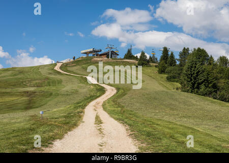 Skigebiet Alta Badia im Sommer, Dolomiten, Italien Stockfoto