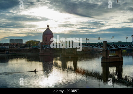 Frankreich. Haute-Garonne (31), Toulouse. St-Pierre Brücke und die Kuppel des Hopital de La Grave Stockfoto