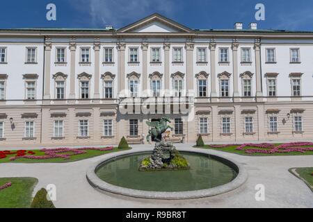 Fassade von Schloss Mirabell, der mit einer bronzenen Pegasus auf der Pegasus Brunnen vor, Bildhauer Kaspar Gras, Salzburg Österreich. Stockfoto