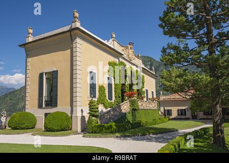 Die Villa del Balbianello in der Gemeinde Lenno gelegen mit Blick auf den Comer See befindet sich auf der Spitze des kleinen bewaldeten Halbinsel von Dosso dAvedo am westlichen Ufer des Comer see, Italien. Stockfoto