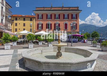 Piazza Largo Cavour und Brunnen in Menaggio am Comer See, Lombardei, Italien. Stockfoto