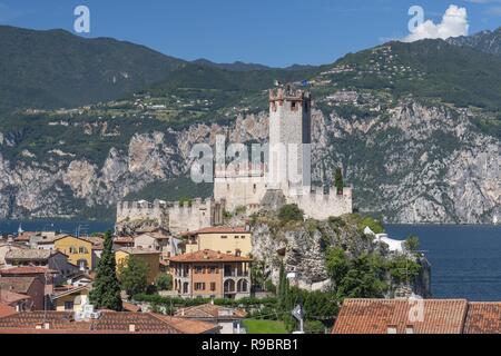 Anzeigen von Malcesine und von der Burg aus dem 14. Jahrhundert am Rande des schönen Gardasee in Italien, Europa sitzen. Stockfoto