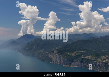 Blick vom Mt. Monte Baldo am Gardasee, Monte Baldo massiv, Venetien, Italien. Stockfoto