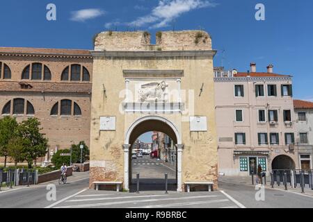 Das historische Stadttor Porta Garibaldi o Torre Santa Maria am Corso del Popolo in Chioggia, Venedig, Venetien, Italien. Stockfoto